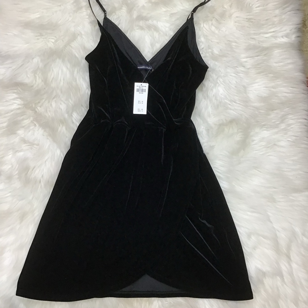 NWT Abercrombie & Fitch Black Velvet V-Neck Faux Wrap Mini Dress Classic LBD M